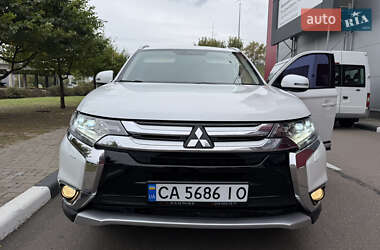 Внедорожник / Кроссовер Mitsubishi Outlander 2015 в 
