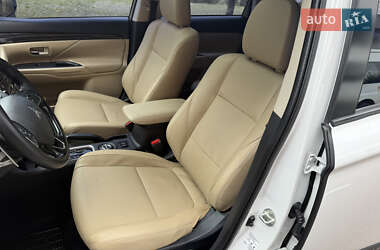 Внедорожник / Кроссовер Mitsubishi Outlander 2015 в 