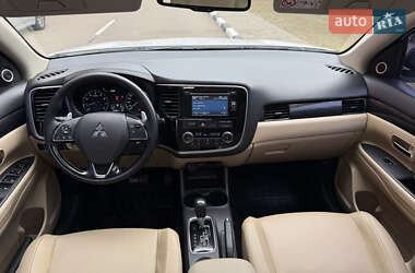 Внедорожник / Кроссовер Mitsubishi Outlander 2015 в 