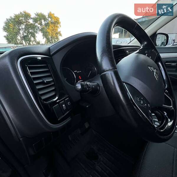 Позашляховик / Кросовер Mitsubishi Outlander 2016 в Чернігові