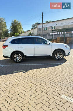 Внедорожник / Кроссовер Mitsubishi Outlander 2017 в 