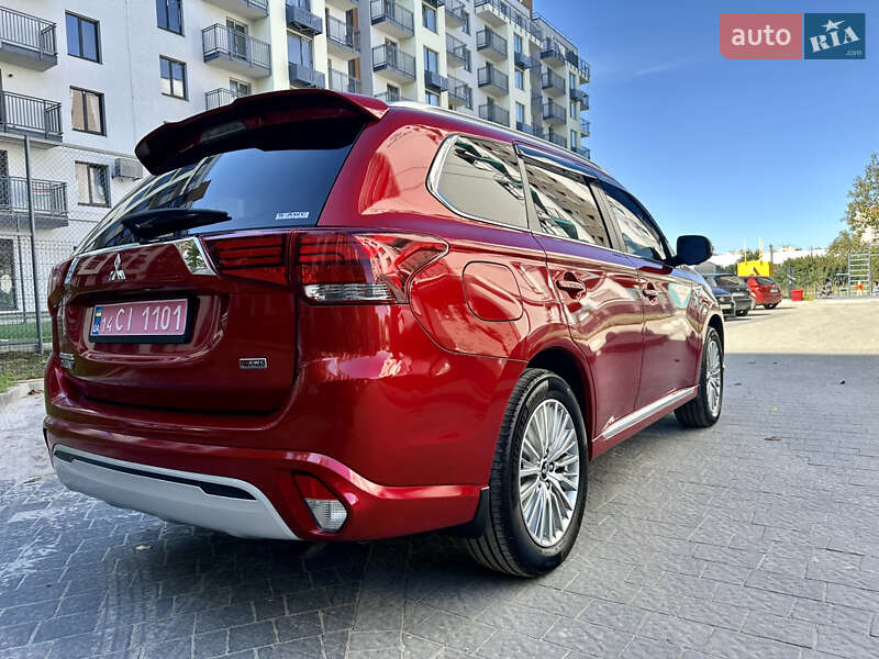 Внедорожник / Кроссовер Mitsubishi Outlander 2021 в Львове