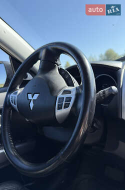 Внедорожник / Кроссовер Mitsubishi Outlander 2010 в 
