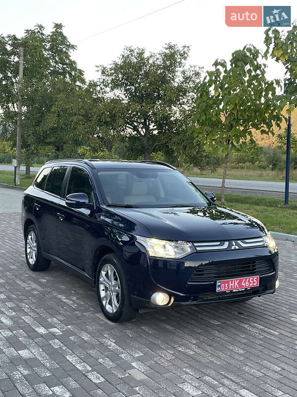 Внедорожник / Кроссовер Mitsubishi Outlander 2013 в 