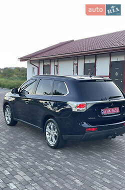 Внедорожник / Кроссовер Mitsubishi Outlander 2013 в 