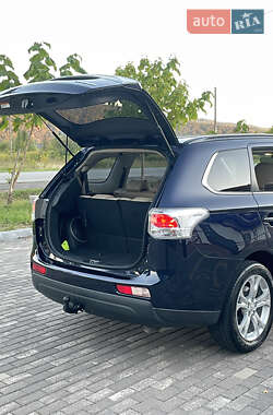 Внедорожник / Кроссовер Mitsubishi Outlander 2013 в 