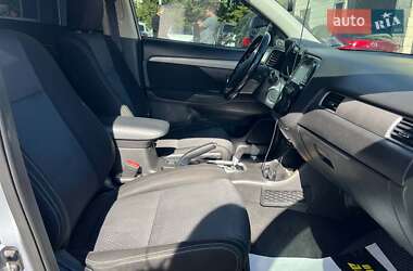 Внедорожник / Кроссовер Mitsubishi Outlander 2015 в 