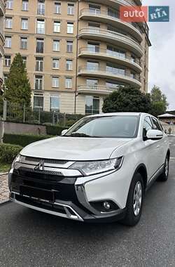Внедорожник / Кроссовер Mitsubishi Outlander 2021 в 
