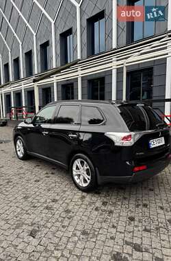 Внедорожник / Кроссовер Mitsubishi Outlander 2013 в 