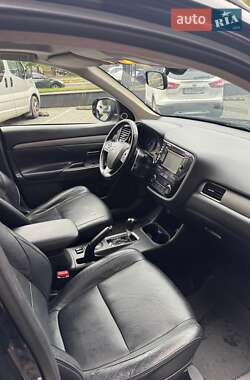 Внедорожник / Кроссовер Mitsubishi Outlander 2013 в 