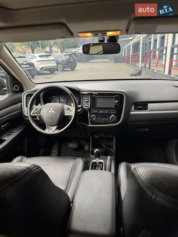 Позашляховик / Кросовер Mitsubishi Outlander 2013 в Чернівцях