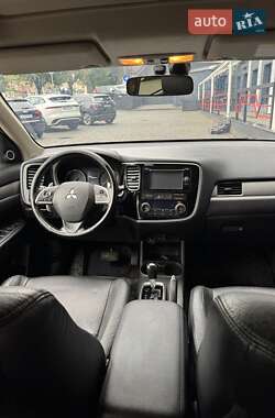 Внедорожник / Кроссовер Mitsubishi Outlander 2013 в 