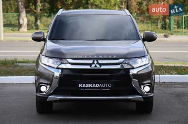 Внедорожник / Кроссовер Mitsubishi Outlander 2015 в 