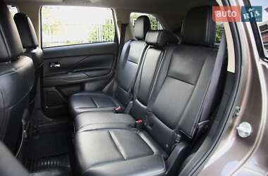 Внедорожник / Кроссовер Mitsubishi Outlander 2015 в 
