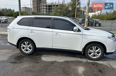 Внедорожник / Кроссовер Mitsubishi Outlander 2013 в 