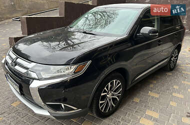 Внедорожник / Кроссовер Mitsubishi Outlander 2015 в 