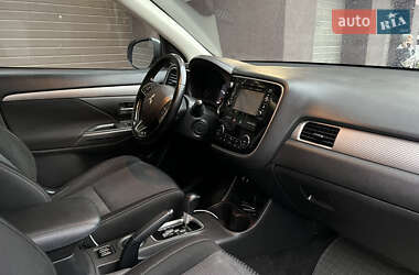 Внедорожник / Кроссовер Mitsubishi Outlander 2015 в 