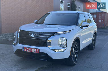 Внедорожник / Кроссовер Mitsubishi Outlander 2023 в 