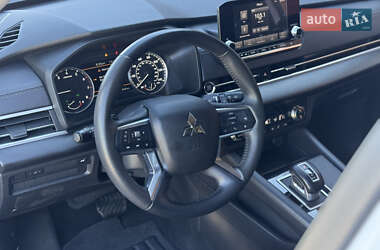Внедорожник / Кроссовер Mitsubishi Outlander 2023 в 