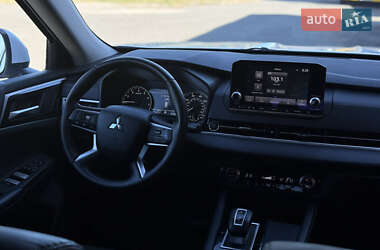 Внедорожник / Кроссовер Mitsubishi Outlander 2023 в 