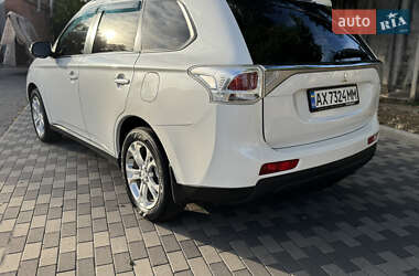 Внедорожник / Кроссовер Mitsubishi Outlander 2013 в 