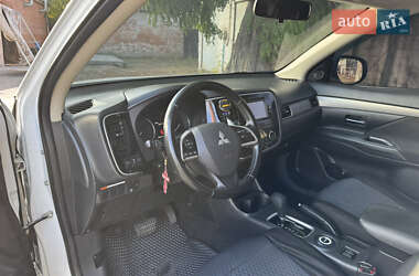 Внедорожник / Кроссовер Mitsubishi Outlander 2013 в 