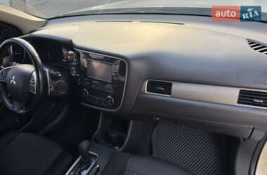 Внедорожник / Кроссовер Mitsubishi Outlander 2013 в 