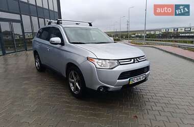 Внедорожник / Кроссовер Mitsubishi Outlander 2013 в 