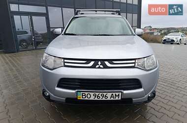Внедорожник / Кроссовер Mitsubishi Outlander 2013 в 