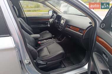 Внедорожник / Кроссовер Mitsubishi Outlander 2013 в 