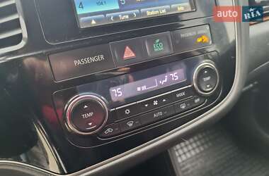 Внедорожник / Кроссовер Mitsubishi Outlander 2013 в 