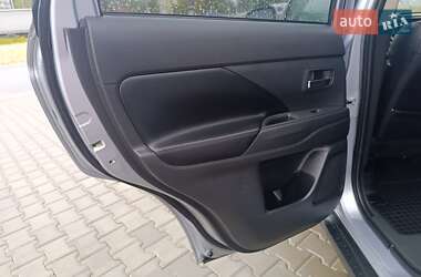 Внедорожник / Кроссовер Mitsubishi Outlander 2013 в 