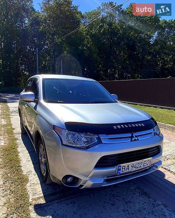 Внедорожник / Кроссовер Mitsubishi Outlander 2015 в Знаменке