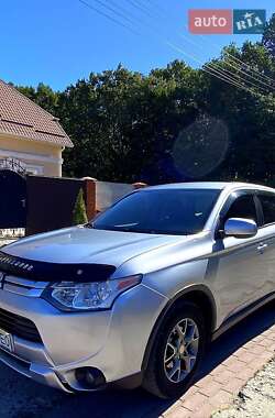 Позашляховик / Кросовер Mitsubishi Outlander 2015 в 