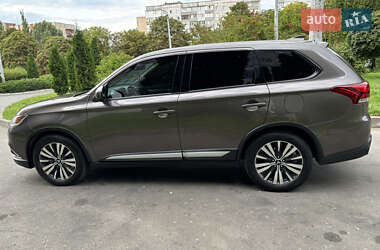 Внедорожник / Кроссовер Mitsubishi Outlander 2018 в 