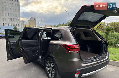 Внедорожник / Кроссовер Mitsubishi Outlander 2018 в 