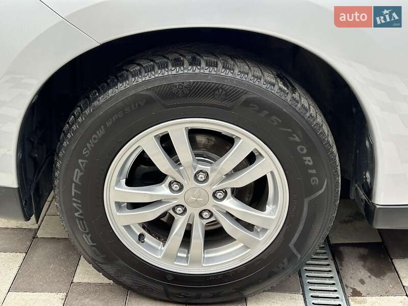 Внедорожник / Кроссовер Mitsubishi Outlander 2012 в Ровно