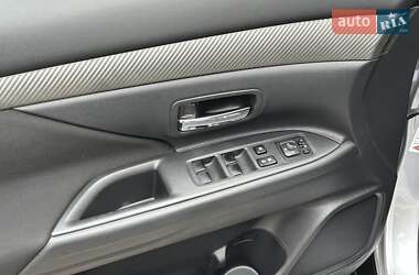 Внедорожник / Кроссовер Mitsubishi Outlander 2012 в 