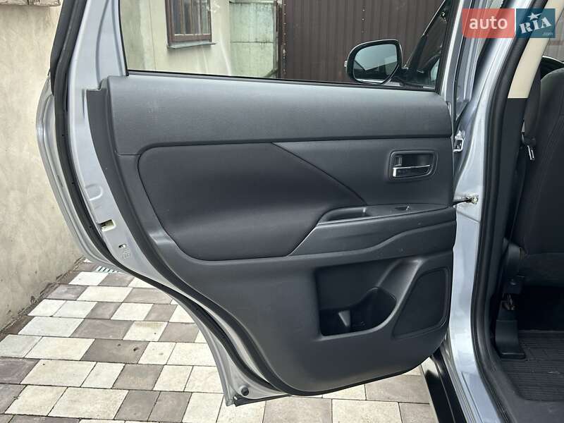Внедорожник / Кроссовер Mitsubishi Outlander 2012 в Ровно