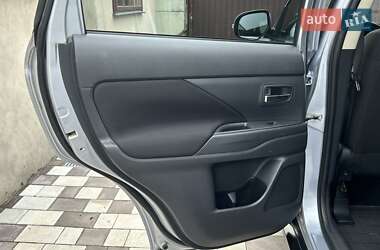 Внедорожник / Кроссовер Mitsubishi Outlander 2012 в 