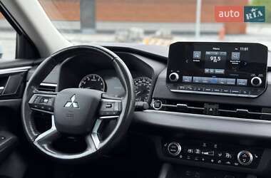 Внедорожник / Кроссовер Mitsubishi Outlander 2022 в 