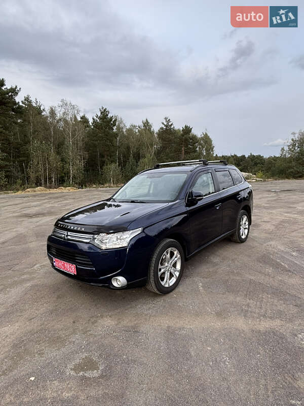 Внедорожник / Кроссовер Mitsubishi Outlander 2013 в 