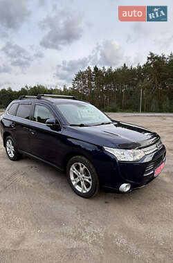 Внедорожник / Кроссовер Mitsubishi Outlander 2013 в 