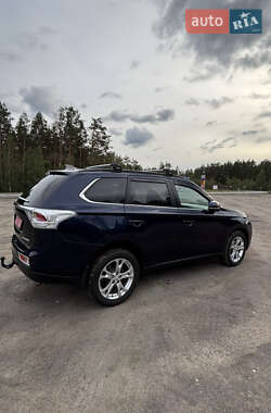 Внедорожник / Кроссовер Mitsubishi Outlander 2013 в 