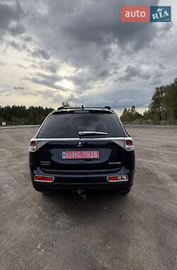 Внедорожник / Кроссовер Mitsubishi Outlander 2013 в 