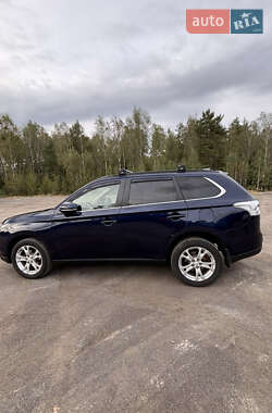 Внедорожник / Кроссовер Mitsubishi Outlander 2013 в 