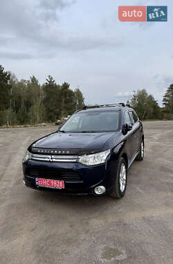 Внедорожник / Кроссовер Mitsubishi Outlander 2013 в 
