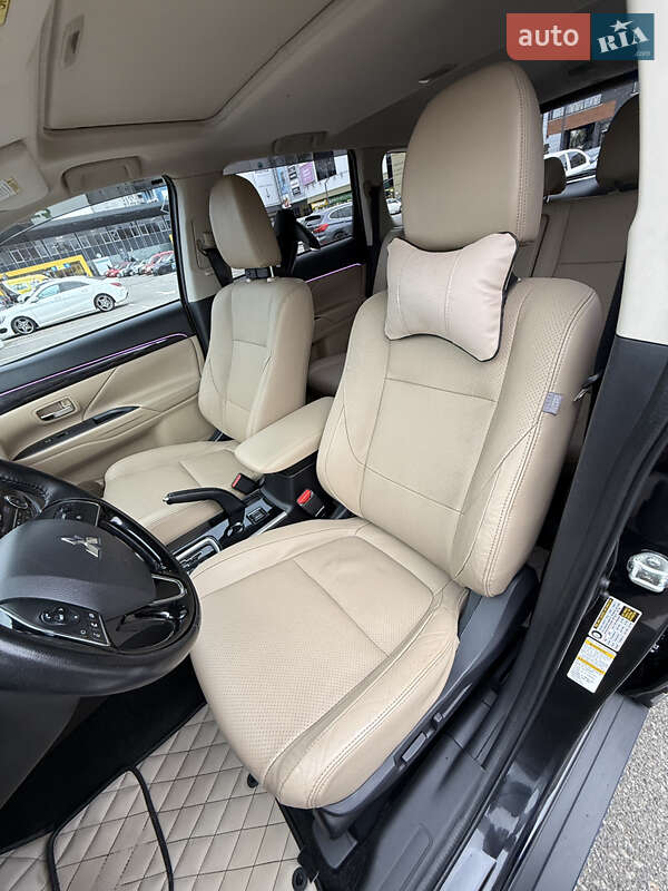 Внедорожник / Кроссовер Mitsubishi Outlander 2017 в Киеве
