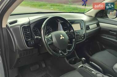 Внедорожник / Кроссовер Mitsubishi Outlander 2015 в 