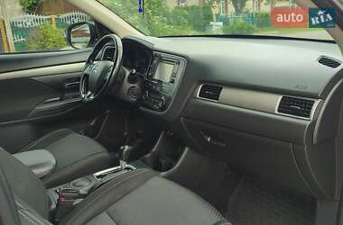 Внедорожник / Кроссовер Mitsubishi Outlander 2015 в 